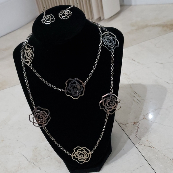 Jewelry - Set necklace and earrings floral silver color
